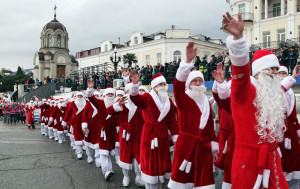 moroz-parad_projdet_po_yaltinskoj_naberezhnoj_v_sedmoj_raz